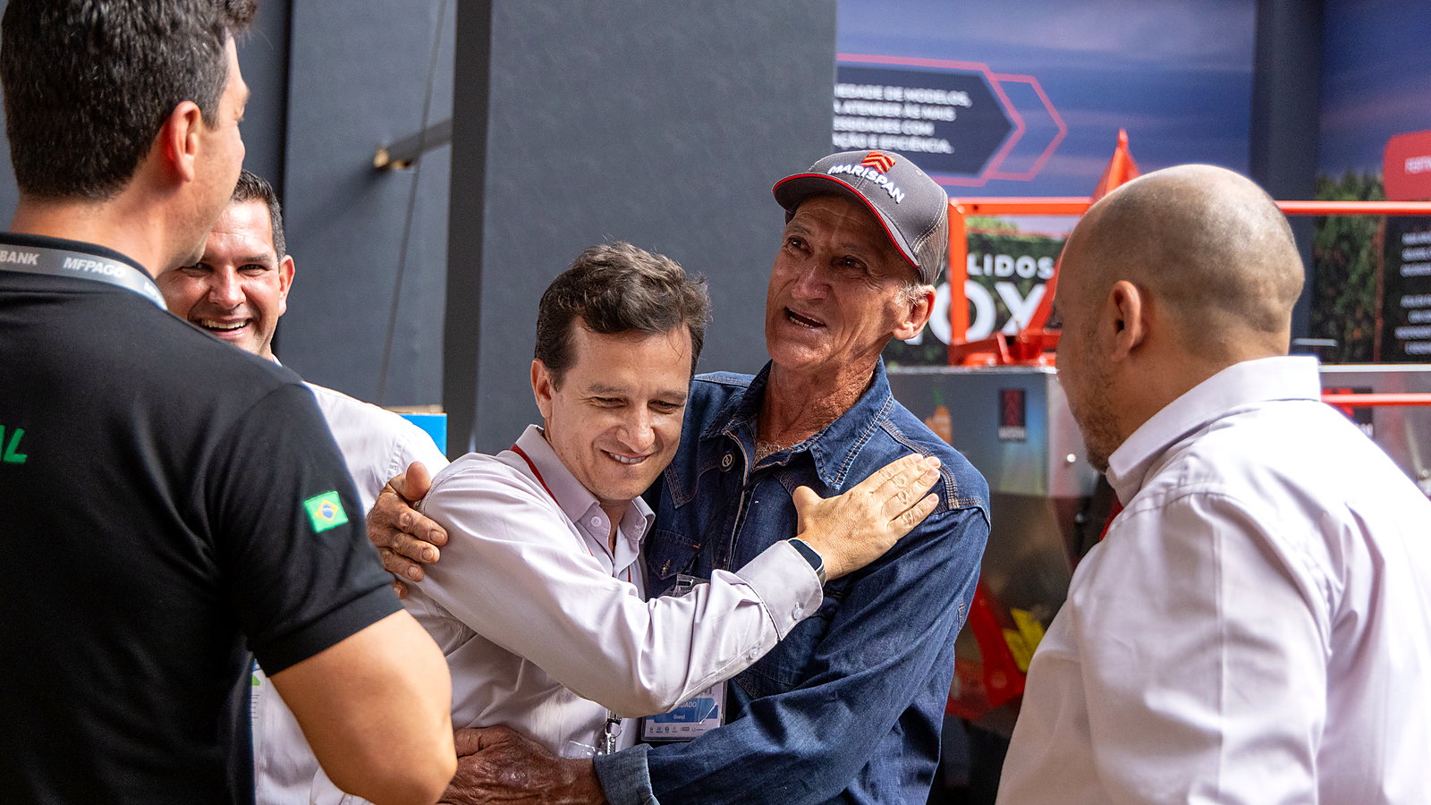 Sr. Clarismundo abraça Paulo Nascimento durante a Carta de Buenópolis na Agrishow 2026
